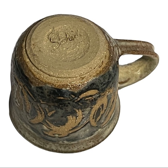 POTTERY mug hand thrown brutalist look combination of glazes artist signed. - Picture 8 of 8